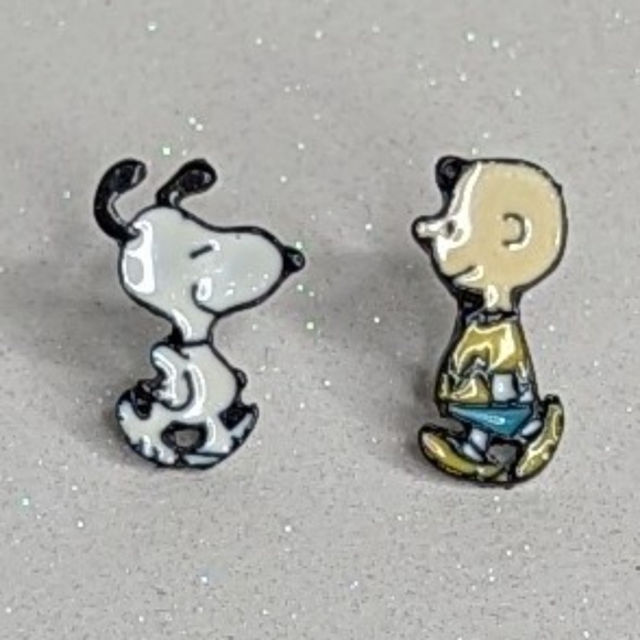 Charlie Brown and Snoopy acrylic stud earrings - Picture 5 of 6
